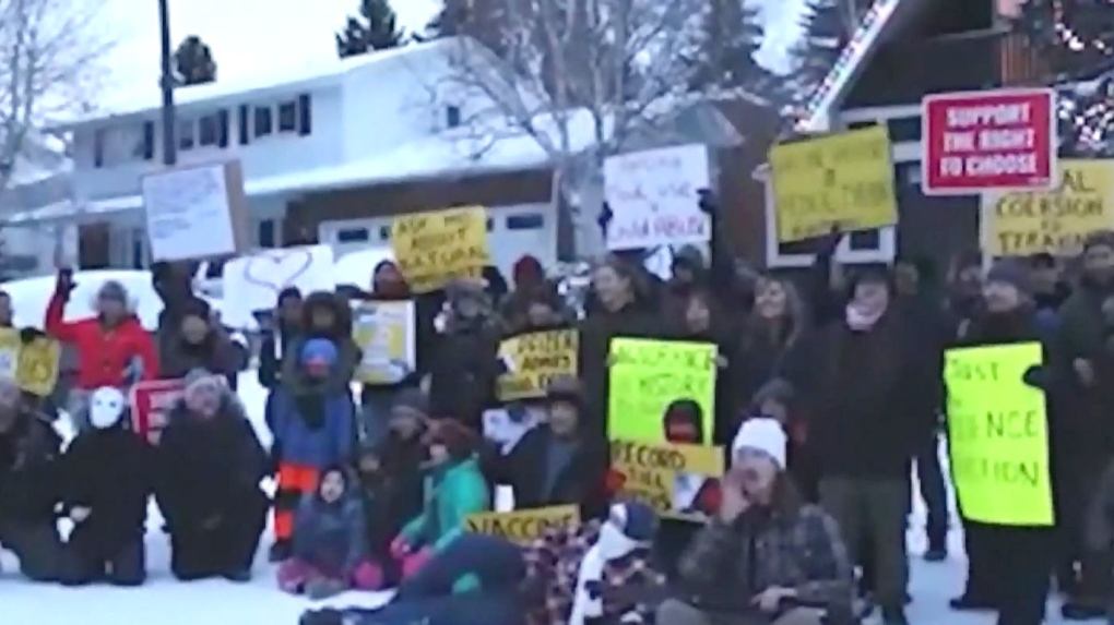 Anti-mandate protesters go to Calgary mayor's home