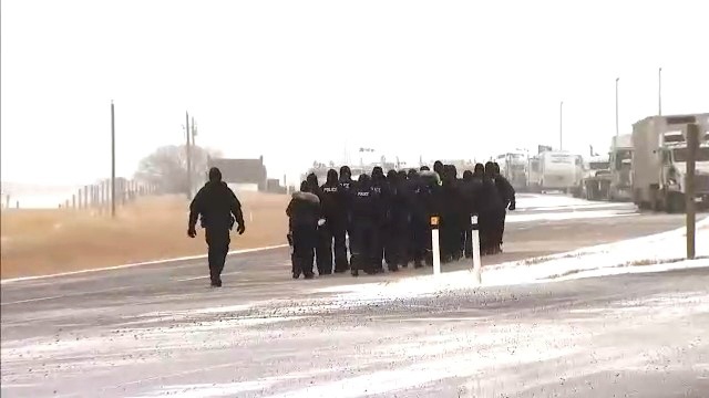 EXTENDED: RCMP begin removing Coutts border blockade