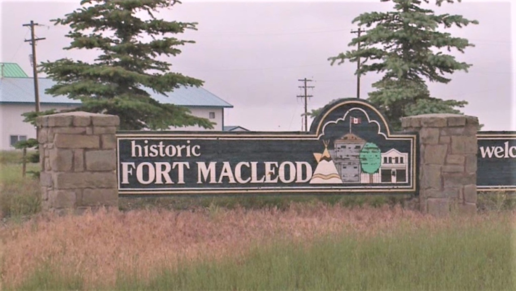A sign welcomes visitors to Fort Macleod, Alta. 