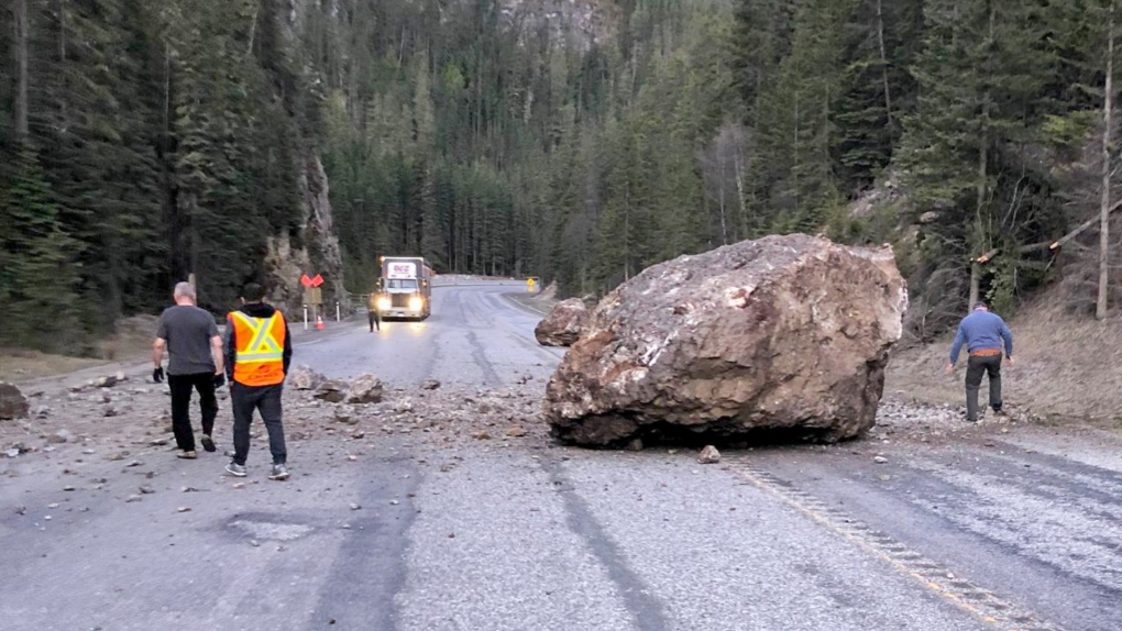Traffic was disrupted after a boulder fell on Highway 93S north of Radium Hot Springs, B.C. (Kootenay National Park/Facebook)
