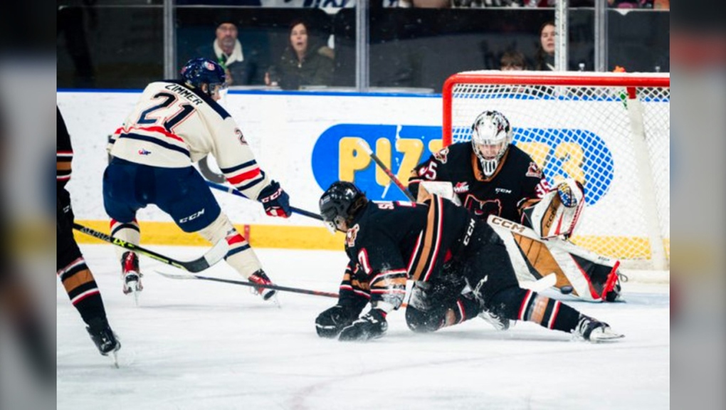 Calgary in action against the Lethbridge Hurricanes Friday night (Photo: Twitter@WHLHitmen)