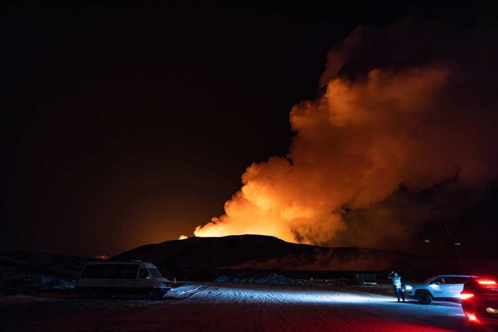 Foto dell'eruzione del vulcano islandese scattate dal fotografo dell'Alberta
